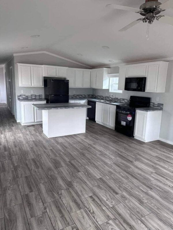 Mobile Home 2 bedrooms 2 bath, 1700sqft