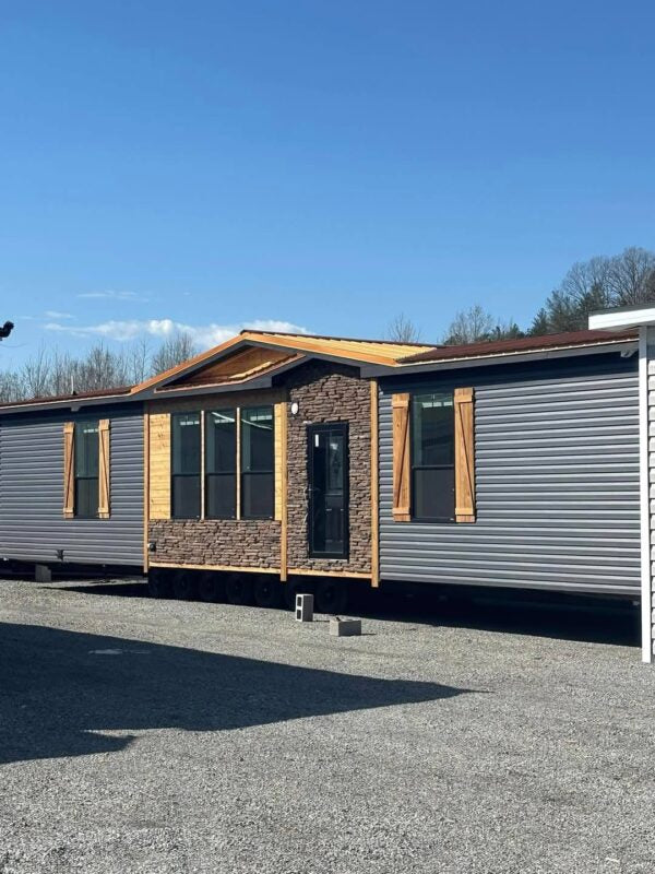 Mobile Home 3 bedrooms 2 baths, 2040sqft